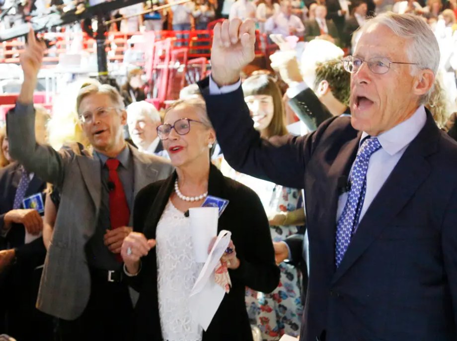 Jim Walton, Alice Walton i Rob Walton klaszczą na dorocznym zgromadzeniu akcjonariuszy Walmart w Fayetteville w stanie Arkansas