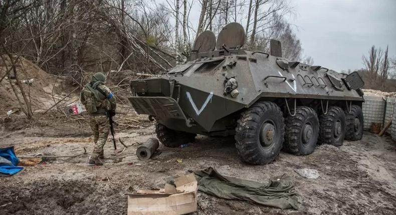 Un soldat ukrainien inspecte les alentours de la centrale après le départ des Russes