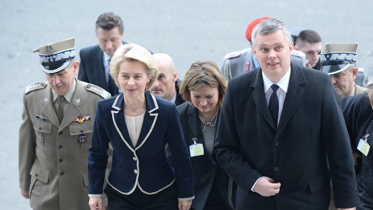 Od minister obrony Niemiec usłyszeliśmy mocne zobowiązanie tego kraju do aktywności w NATO i potwierdzenie woli rozwijania korpusu w Szczecinie - powiedział w środę wicepremier Tomasz Siemoniak podczas odprawy kadry kierowniczej MON i sił zbrojnych w Warszawie.