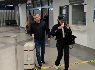 OVE DVE STVARI PRIJA NOSI U KOFERU: Pevačica zamenila prtljag na aerodromu, pa otkrila šta joj treba za nastup 