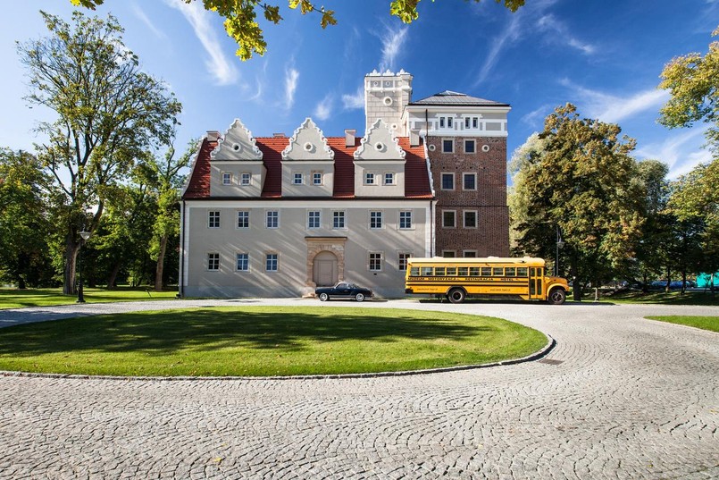 W podwrocławskiej Ślęzie znajduje się jedno z najbardziej wyjątkowych miejsc noclegowych na Dolnym Śląsku. XIV-wieczny zamek jest położony w otoczeniu niemal 30 hektarów łąk i lasów. Przez jego teren przepływają dwie rzeki – Ślęza i Młynówka, a wchodzące w skład kompleksu budynki są otoczone nastrojowymi ogrodami. Poza rozległymi terenami, sprzyjającymi długim, relaksującym spacerom, na terenie zamkowego kompleksu znajduje się również między innymi słynne muzeum motoryzacji, w którym można zobaczyć klasyczne pojazdy z lat 30-tych, a także tenisowe korty czy strzelnica golfowa, które zachęcają do aktywnego spędzania czasu. Odpocząć z kulturą można między innymi dzięki jednej z największych scen teatralnych na Dolnym Śląsku, na której regularnie występują czołowi polscy aktorzy.