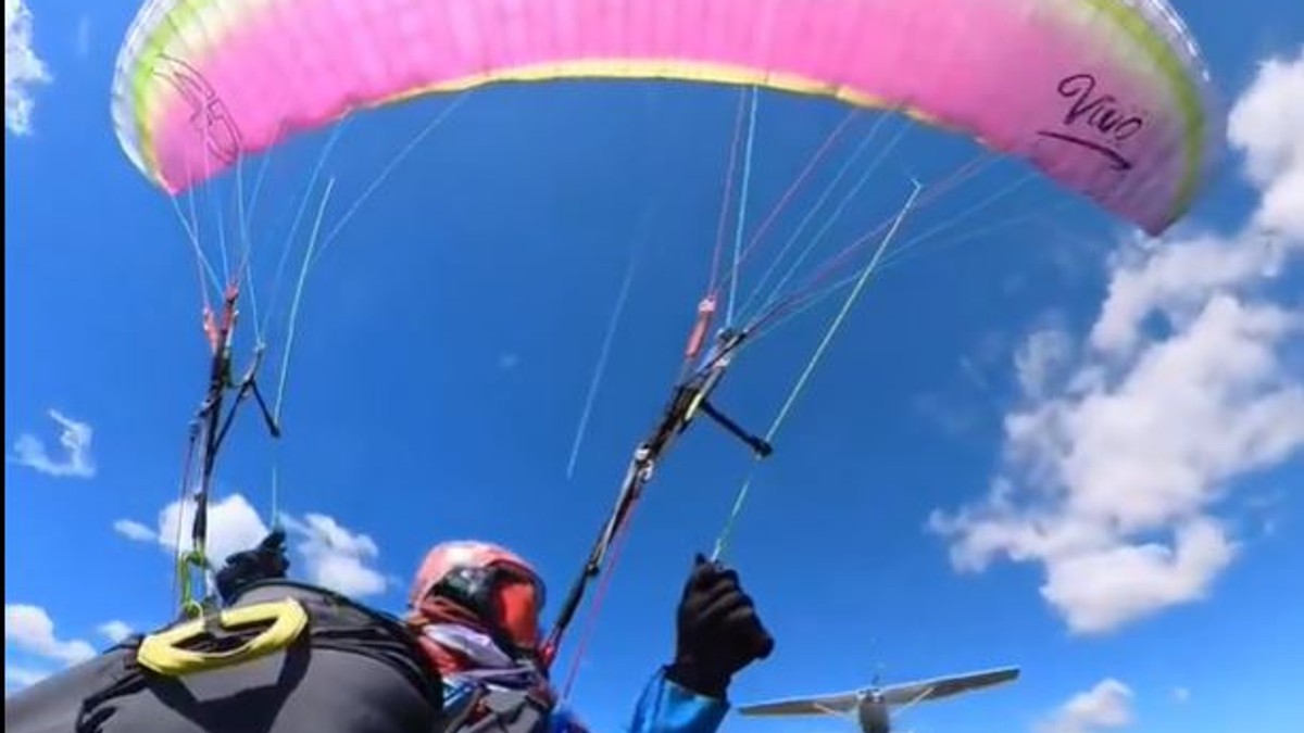 Avion udario u paraglajderku