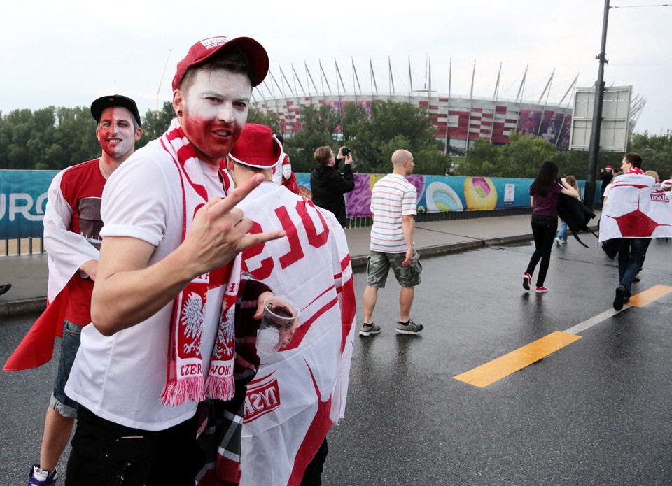 Biało-czerwoni kibice przed historycznym meczem