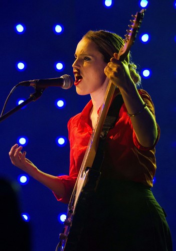 Anna Calvi podczas występu na Sziget Festival