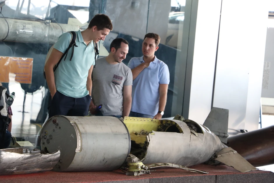 Znatiželjni posetioci posmatraju Tomahavk raketu