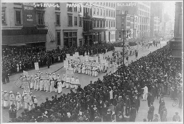 Parada sufrażystek w 1915 r. Wzięło w niej udział 20 tys kobiet (domena publiczna)