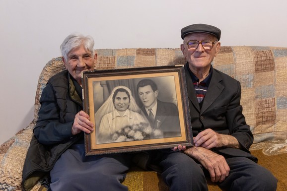 (FOTO, VIDEO) NEVENA I DRAGOMIR U BRAKU SU 70 GODINA! "Bio je pijačni dan, četvrtak, pokazali su mi je, odmah mi se svidela": Prošli su mnoge nedaće, ali je ljubav opstala, evo i kako