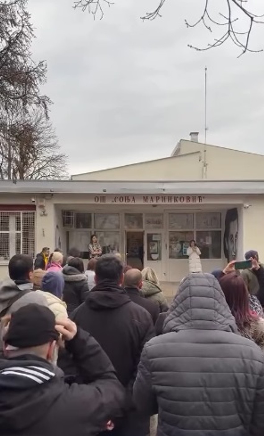 Okupljanje ispred OŠ Sonja Marinković