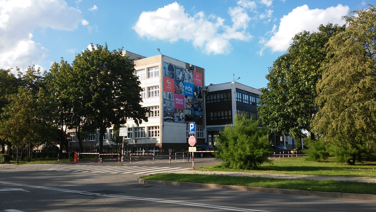 Jedną ze studentek Politechniki Opolskiej spotkało nieszczęście. Dziewczyna w wyniku pożaru straciła mamę i mieszkanie. Na pomoc ruszyła uczelnia. Dziś i jutro samorząd studencki będzie zbierał na jej rzecz pieniądze, ale to nie koniec: studenci i władze Politechniki już pracują nad dalszym i szerszym planem pomocowym dla koleżanki.