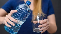 system kaucyjny za butelki plastikowe i szklane rusza w polsce od 1 października 2025. ile zwrotu za butelki plastikowe? ustawa lidl kaufland