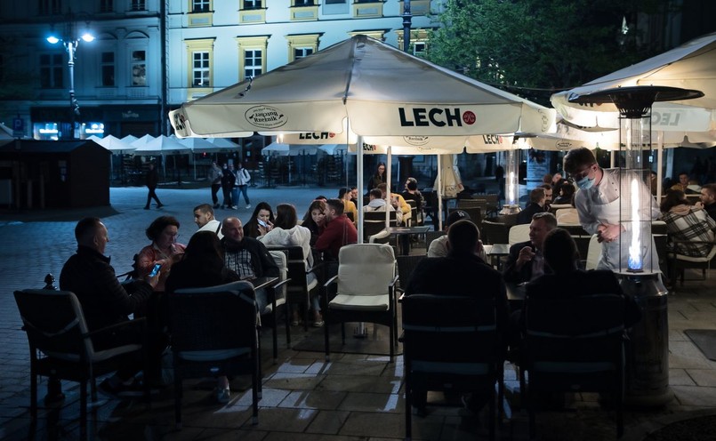 Goście w ogródku jednej z restauracji w Krakowie