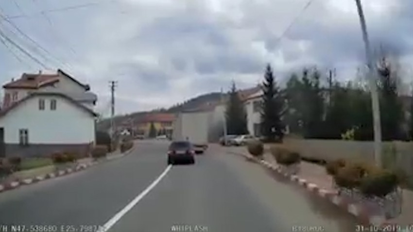 Vozač automobila u nekoliko navrata pokušavao je da pretekne kamiondžiju u punoj liniji