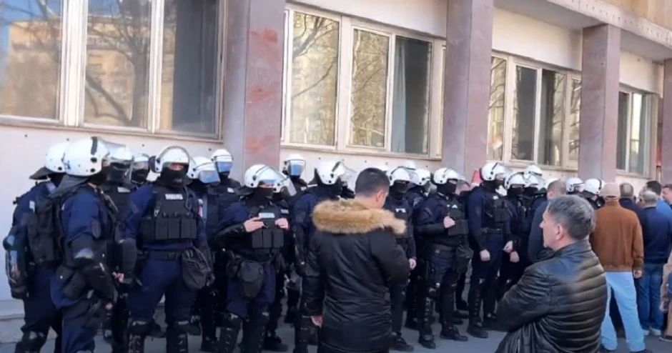 Žandarmerija ispred Skupštine grada nakon opšteg haosa