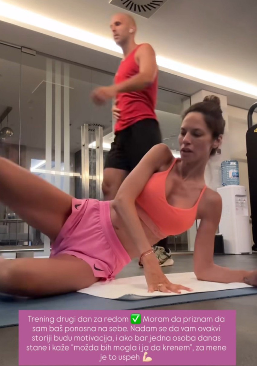 Danijela Dimitrovska u mini šortsu i topiću vežba