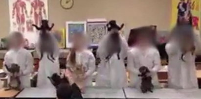 Studenci tańczą ze zwłokami kotów na lekcji anatomii