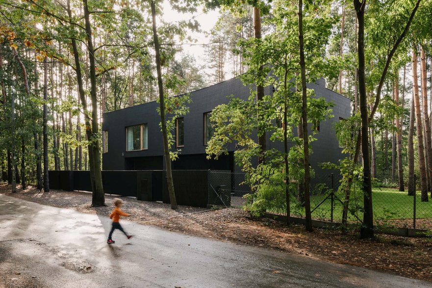 Zaprojektowali go dla siebie. Zaglądamy do domu architektów w Warszawie