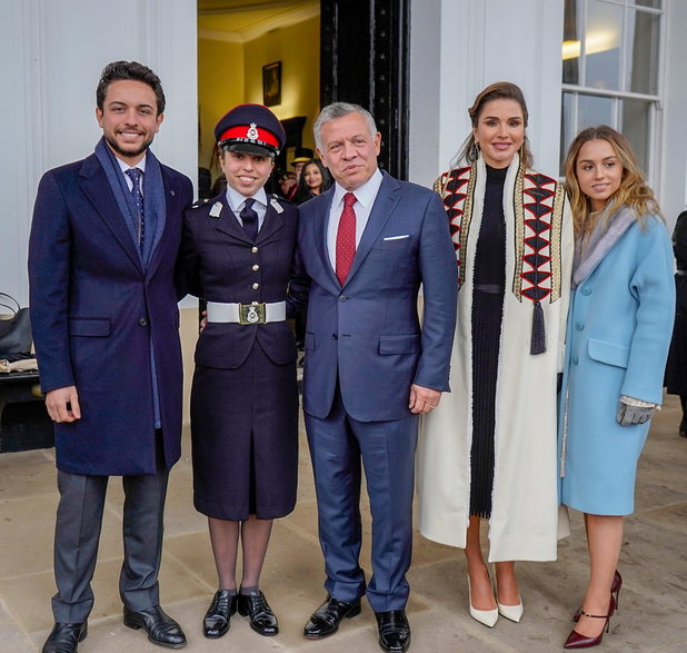 Księżniczka Salma bint Abdullah II w otoczeniu rodziny jako kadet w Królewskiej Akademii Wojskowej Sandhurst w Wielkiej Brytanii.