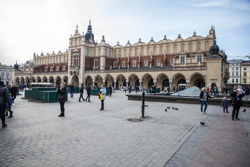 Ściany Sukiennic pękają