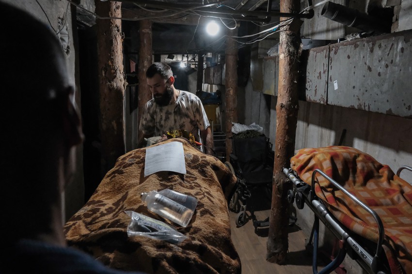 Ranjenici, pre nego što ih prebace u bolnicu moraju da budu u bunkerima ili u podrumima napuštenih zgrada, zbog ruskih dronova