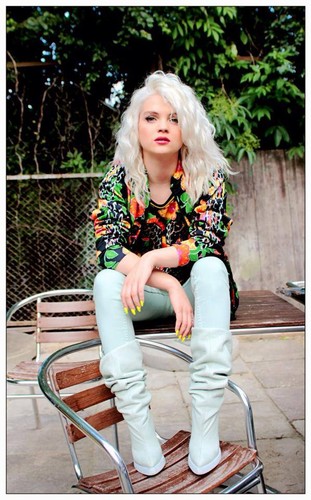 Stylizacje, moda, własny blog to, po śpiewaniu, jej druga największa pasja