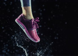 Nowatorski sposób wiązania nie wyróżnia butów