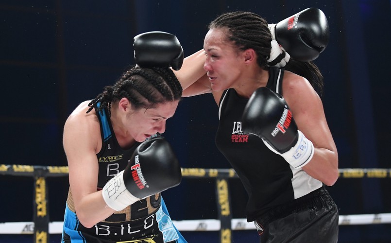 Ewa Brodnicka (L) i Włoszka Anita Torti (P), podczas walki o pas Mistrzyni Europy organizacji EBU