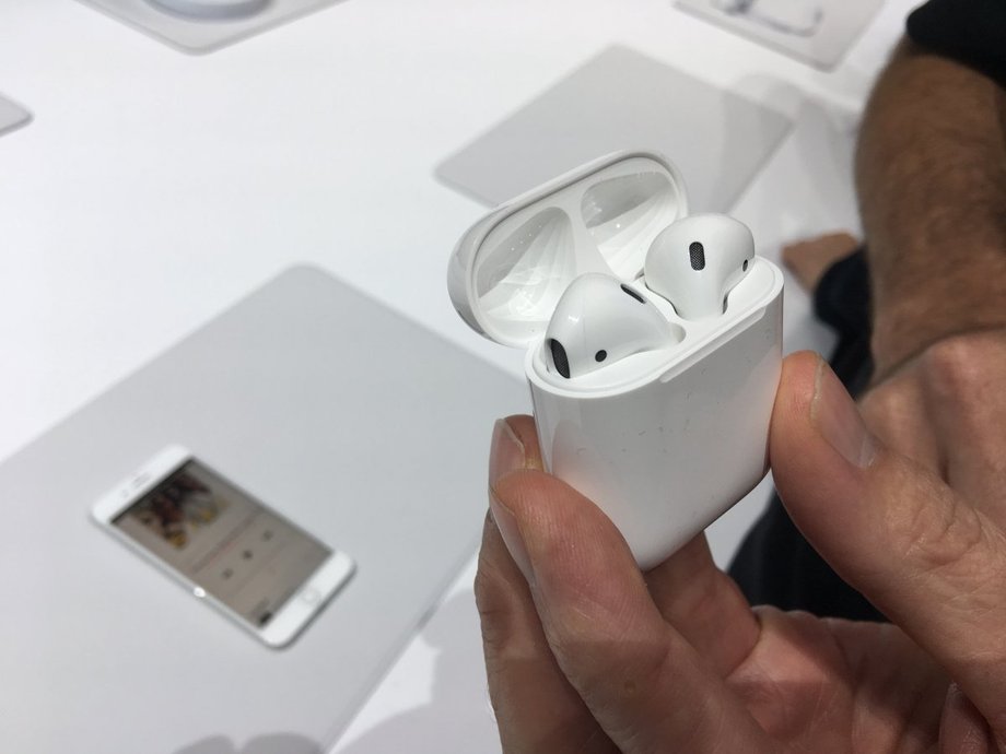 Nowe słuchawki AirPods będą dostępne w sprzedaży od października. Cena? 159 dolarów