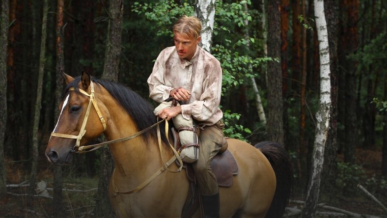 Kuba Wesołowski wskoczył na konia! - Plejada.pl