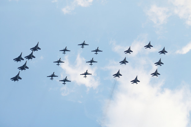 Grupy myśliwców Su-25, MiG-29 oraz Su-27, które uładają sięw locie w cyfrę "100" na stulecie Rosyjskich Sił Powietrznych podczas pokazu w Żukowsku w Rosji w sierpniu 2012. Fot. Pavel L Photo and Video / Shutterstock.com