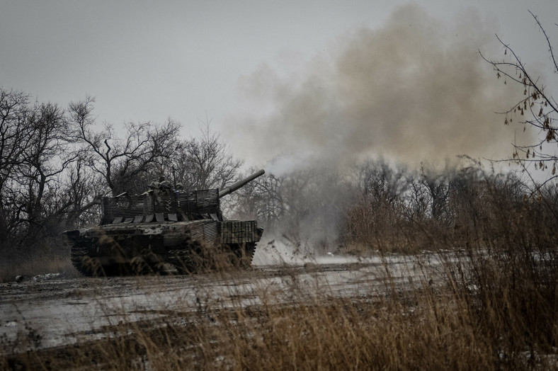 Ukraińscy żołnierze ostrzeliwują cele w kierunku Awdijiwki w obwodzie donieckim, Ukraina, 1 grudnia 2023 r.
