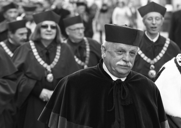 ***ARCHIWALNE*** Na zdjęciu archiwalnym z dnia 01.10.2013 r. były rektor UJ prof. Franciszek Ziejka (2P) podczas pochodu profesorów z Collegium Maius do Auditorium Maximum w Krakowie. Historyk literatury zmarł po długiej i wyczerpującej chorobie. w nocy z 18 na 19 bm. w Krakowie. W październiku skończyłby 80 lat. (kf) PAP/Jacek Bednarczyk