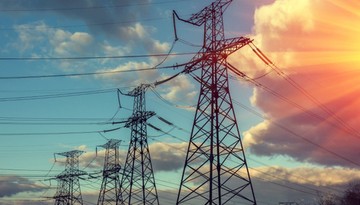 Przedsiębiorstwa energetyczne nie mogły zasiedzieć służebności przesyłu przed 2008 r. Wyrok TK ma znaczenie dla milionów Polaków