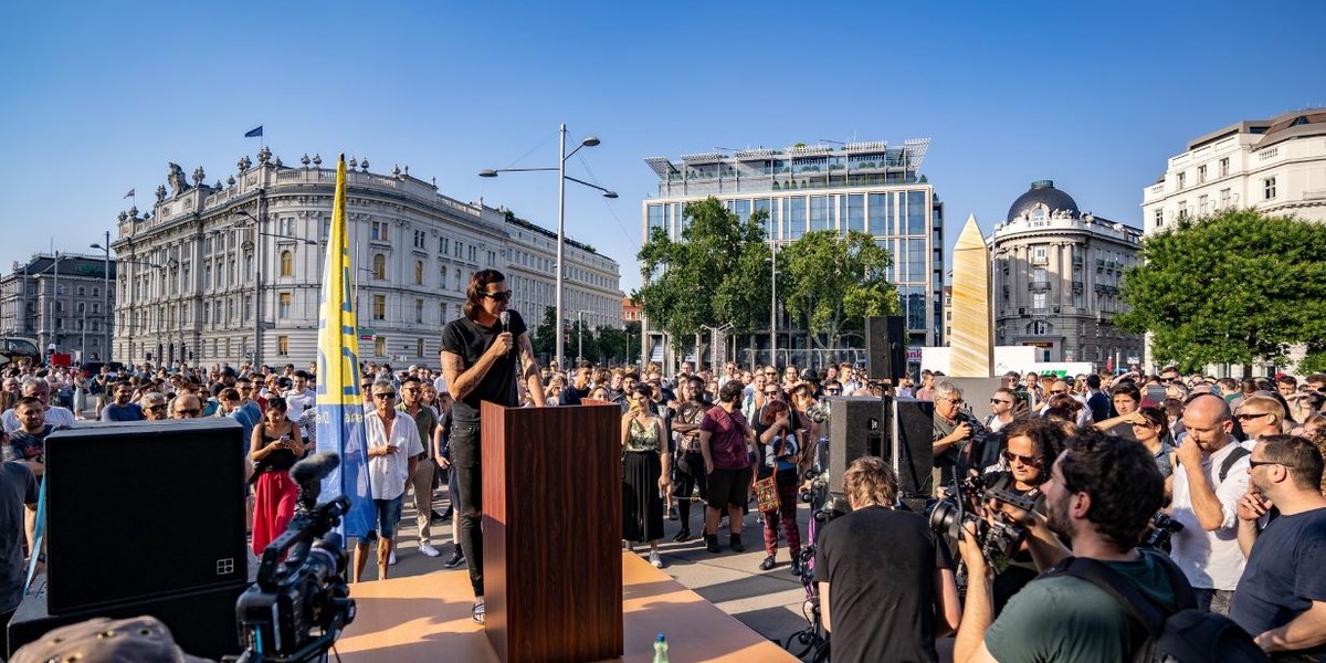 Dominik Wlazly (znany lepiej jako Marco Pogo) przemawia w centrum Wiednia.