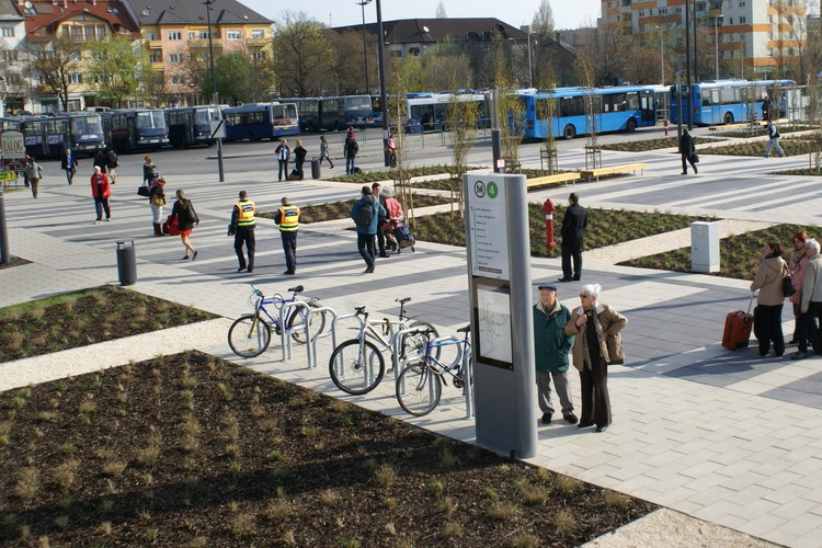 To nowy węzeł komunikacyjny Kelenföldi pályaudvar integrujący metro, kolej i autobusy. To kluczowy punkt linii M4, który robi jednak gorsze wrażenie niż otwarty w 2008 r. węzeł Młociny na linii pierwszej w Warszawie, gdzie oprócz metra zjeżdżają się tramwaje oraz miejskie i podmiejskie autobusy. Na tym zdjęciu widać wysłużone ikarusy, które na ulicach stolicy Węgier wciąż są powszechnym widokiem. Warszawa ostatecznie pożegnała się z ikarusami 2013 r. Zastąpiły je niskopodłogowce polskiej marki Solaris. Fot. Konrad Majszyk