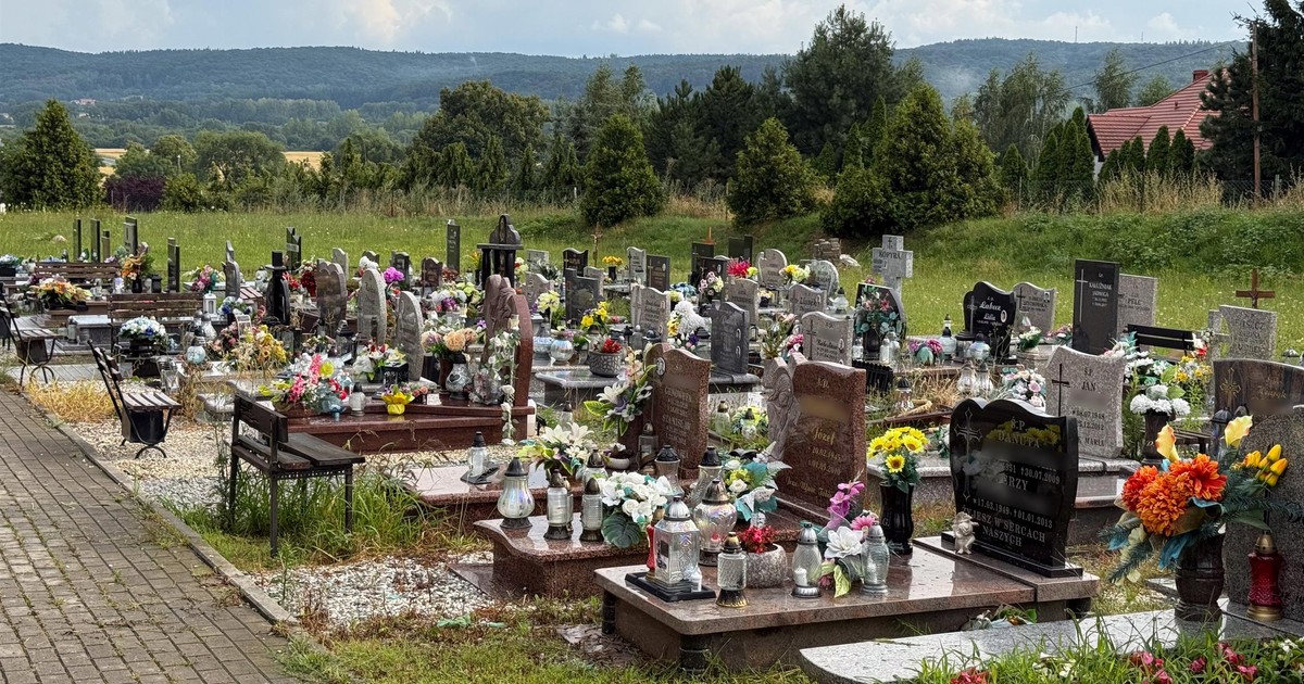 Tego nigdy nie stawiaj na grobach na Wszystkich Świętych. Sprawdź listę i uniknij wpadki