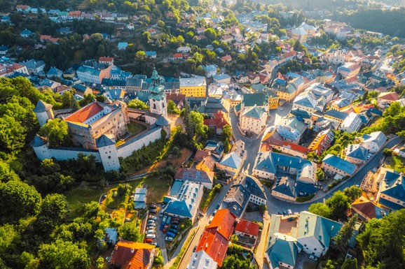 Skriveni dragulj Evrope osvaja turiste: Grad izgrađen u krateru drevnog vulkana, nekada poznat po rudnicima zlata i srebra