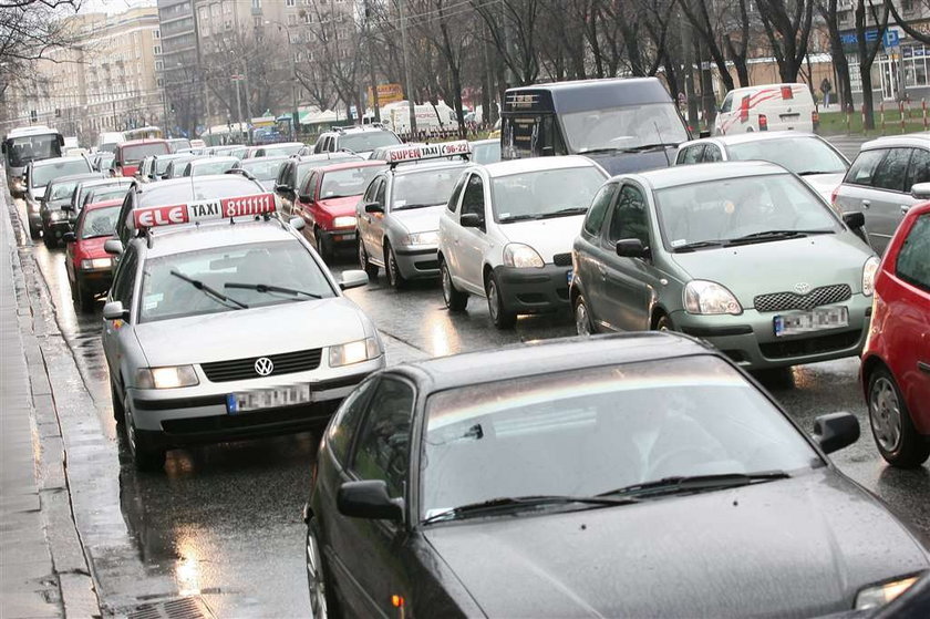 Przez korki tracimy miesięczną pensję!