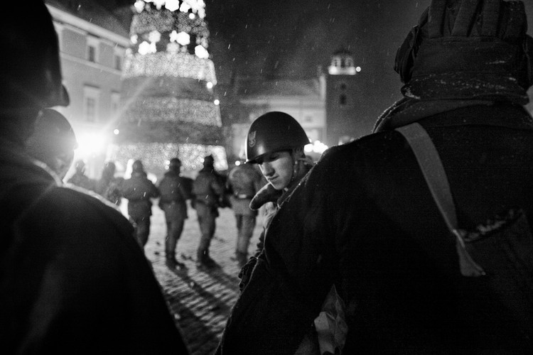 Rekonstrukcja walk z ZOMO na Placu Zamkowym