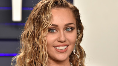 Brutálisat villantott: Miley Cyrus felsője semmit sem takar – fotó