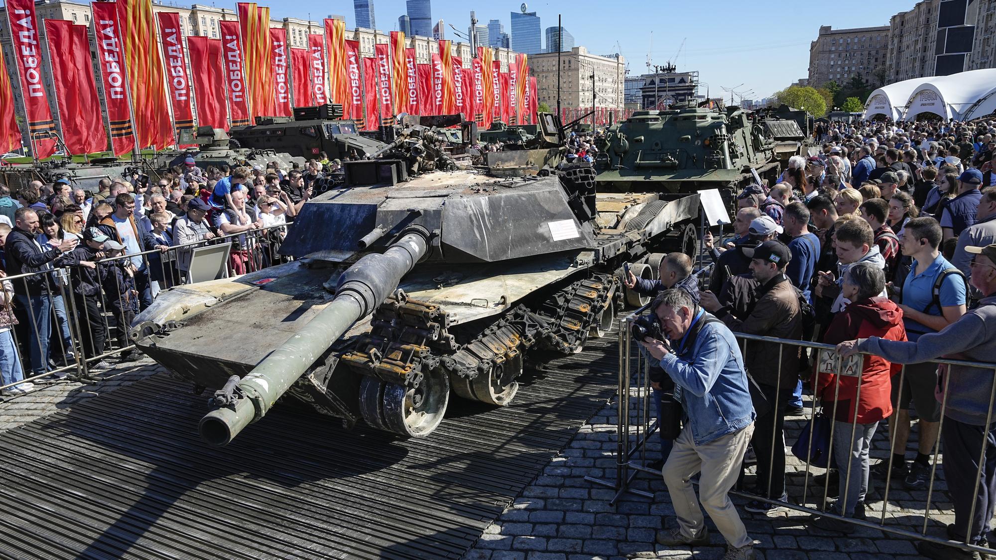 Obyvatelia Moskvy si prezerajú bojový tank M1 Abrams americkej výroby na výstave západnej vojenskej techniky ukoristenej ukrajinskej armáde počas bojov na Ukrajine, ktorú otvorili v stredu 1. mája 2024.