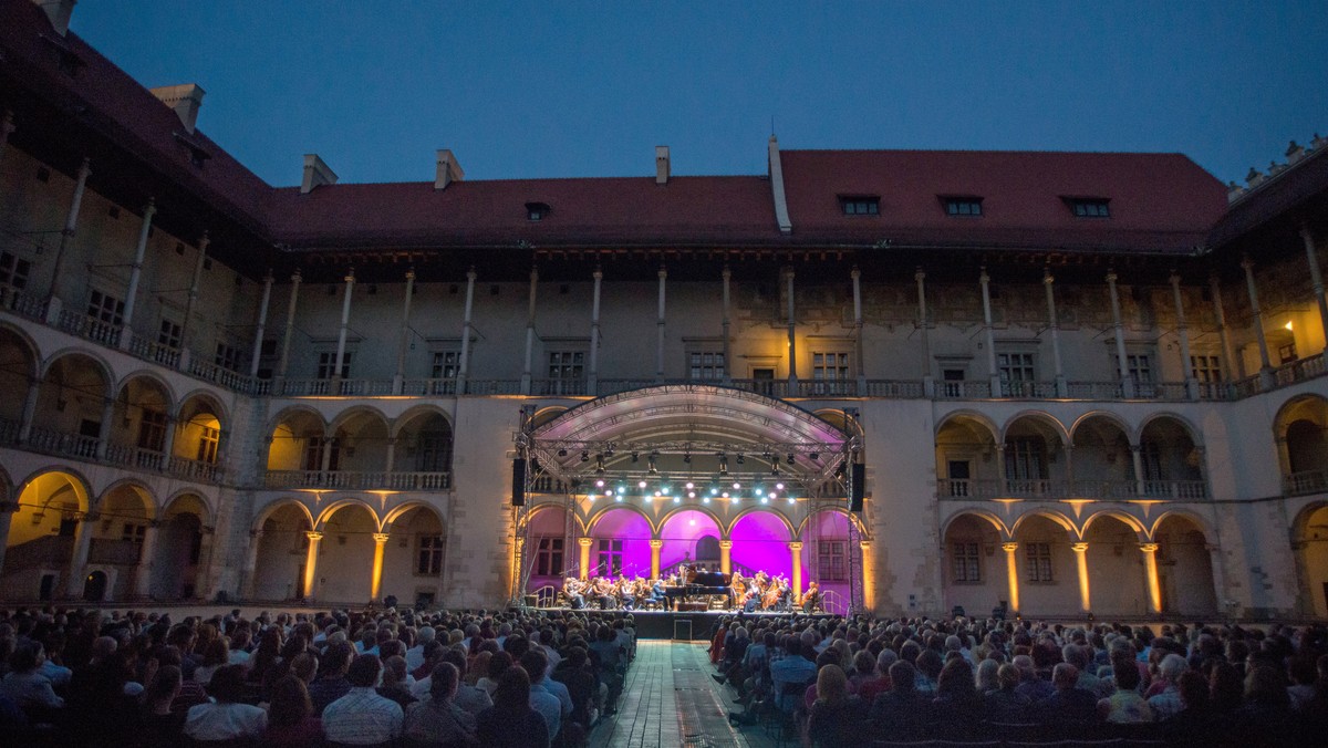 7 lipca startuje letni festiwal plenerowy "Wawel o zmierzchu". Miejscem koncertów będą dziedzińce Zamku Królewskiego na Wawelu: Arkadowy i Batorego. Muzyka będzie ukazywana w dialogu tradycji i nowoczesności. Równolegle z szeroko pojętą klasyką muzyczną wykonywane będą utwory współczesne. Festiwal potrwa do 25 sierpnia.