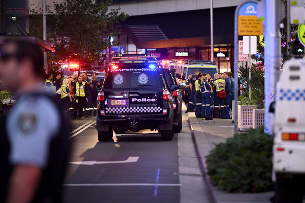 Policjanci w Sydney po ataku nożownika