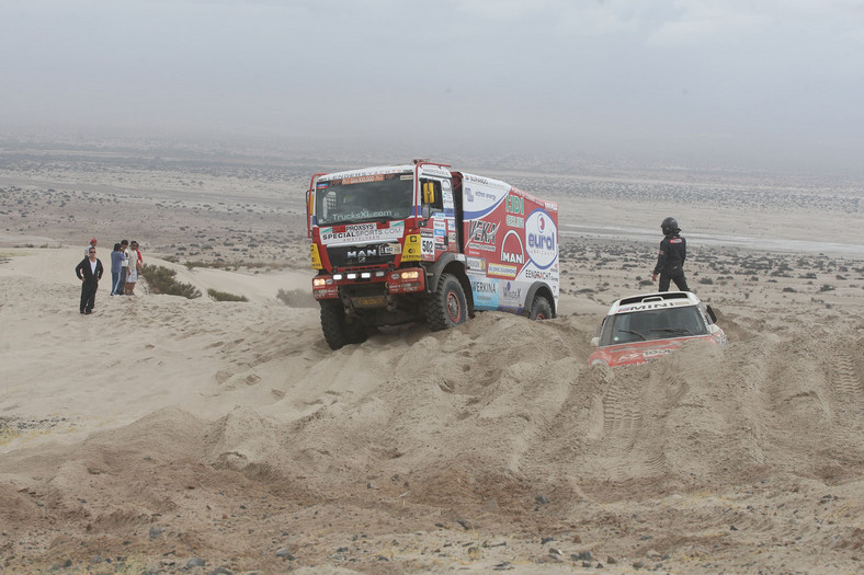 Dakar 2013: ciężarówka bez skrzyni, Małysz traci oddech (13. etap, wyniki, galeria)