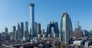 Chiński ekonomista: W Chinach mamy selektokrację. Eksperymentujemy [WYWIAD]