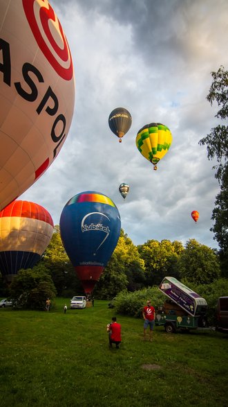 II Zawody Balonowe "In The Silesian Sky" - start balonów świtem z pszczyńskiego parku zamkowego - 25.06.2022 r. - autor: Andrzej Grynpeter