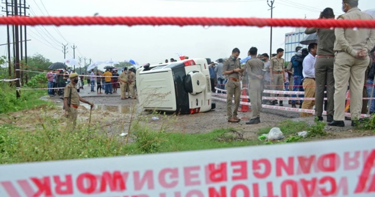 Furore after Indian police shoot gangster dead [ARTICLE]