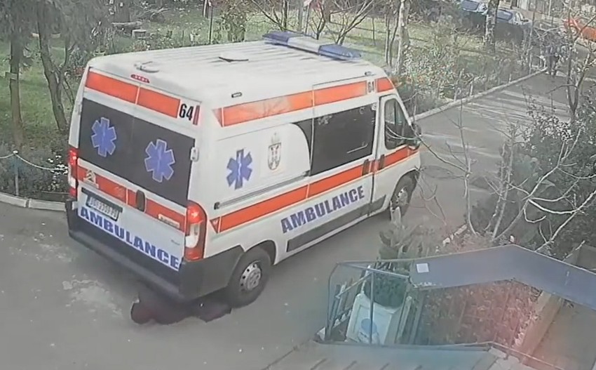 Nesrećna žena cela je pala pod vozilo