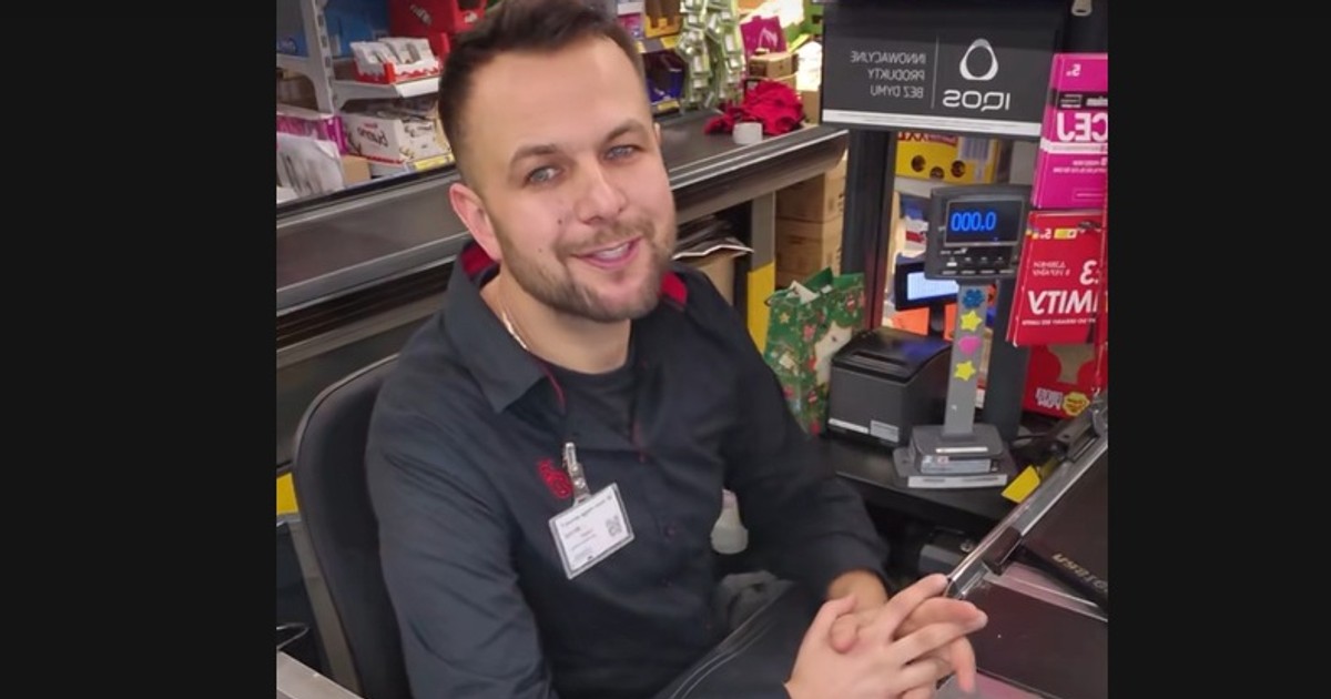Zachowanie kasjera z Biedronki rozczuliło internautów. "Czy tylko ja się popłakałam?"