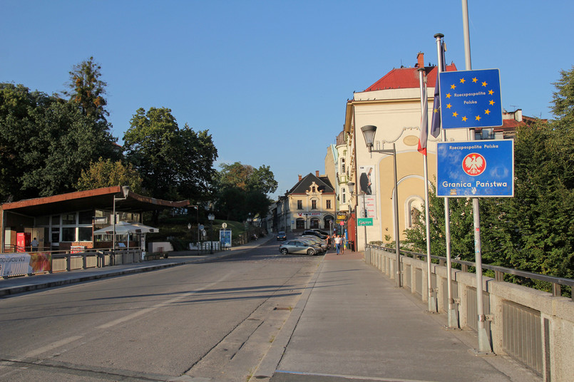 Sprawca ukrył togi i birety w miejscu koła zapasowego oraz w bagażu.