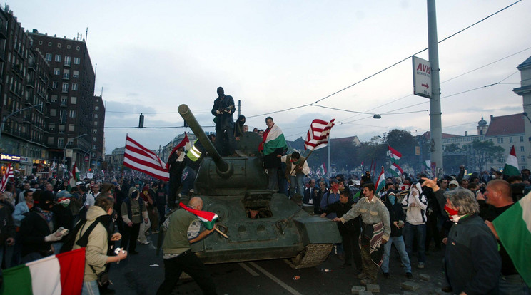 2006. október 23-án ellopták a kiállított tankot, a tüntetés esté-re eldurvult. Most távol lehet tartani egymástól a két tábort? / Fotó: RAS-archívum